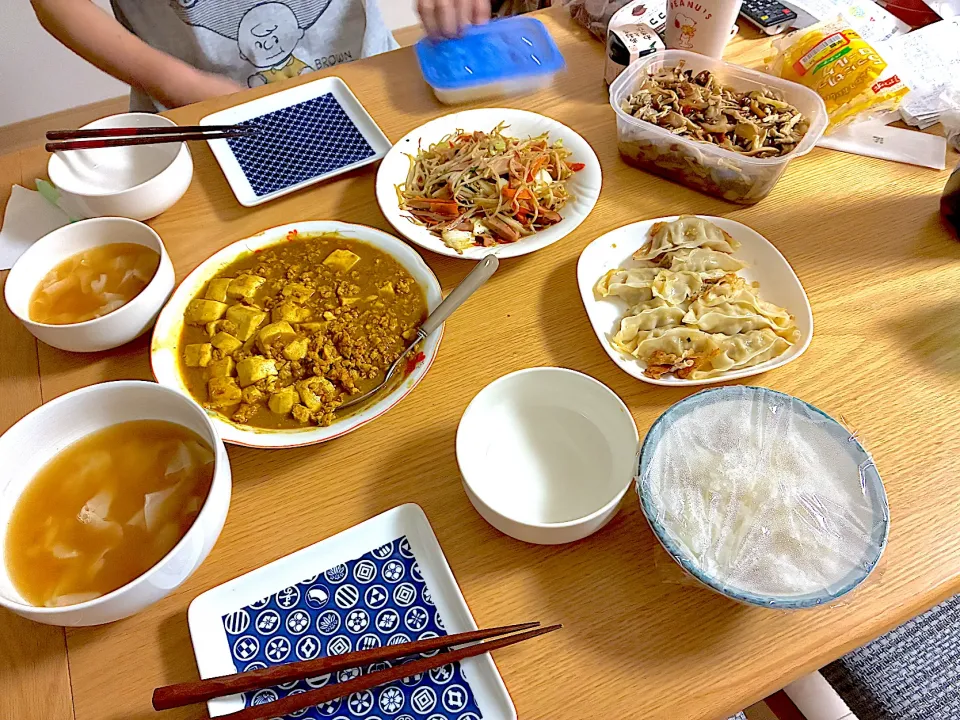 自家製マサラ麻婆豆腐、豆腐と玉ねぎのお味噌汁、肉野菜炒め、餃子、きのことれんこんのマリネ。|くろーぶやんさん