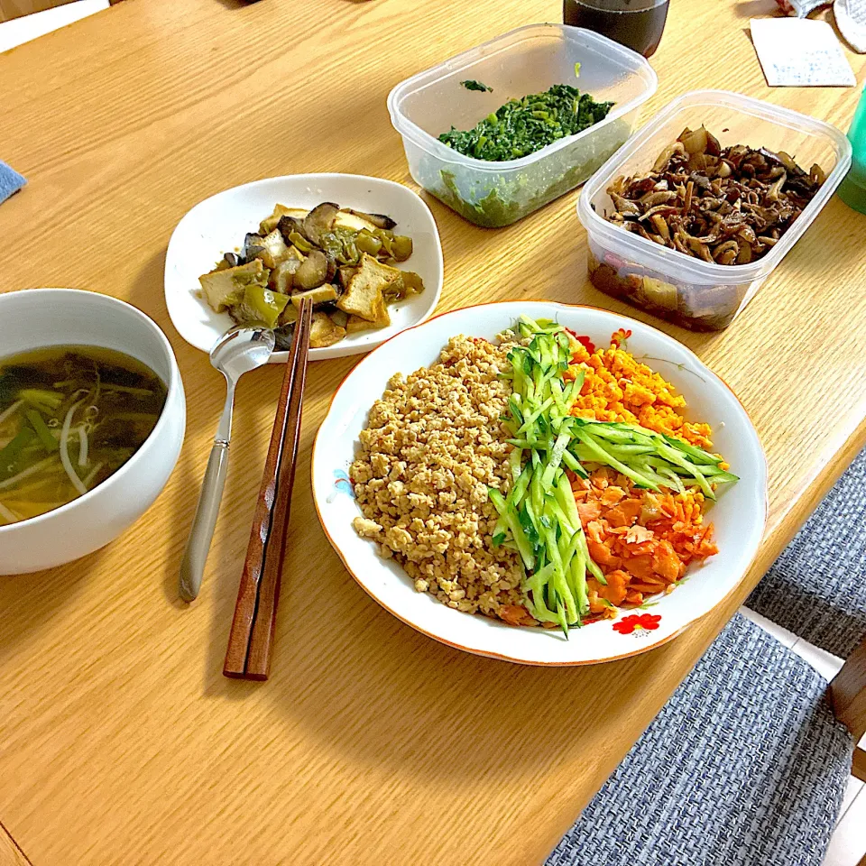 三色丼、もやしのお味噌汁、きのことれんこんのピリ辛マリネ、厚揚げと茄子、ピーマンの甘辛炒め。|くろーぶやんさん