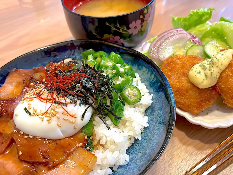 焼き豚温玉乗っけ丼メインの夕飯|yukopunさん