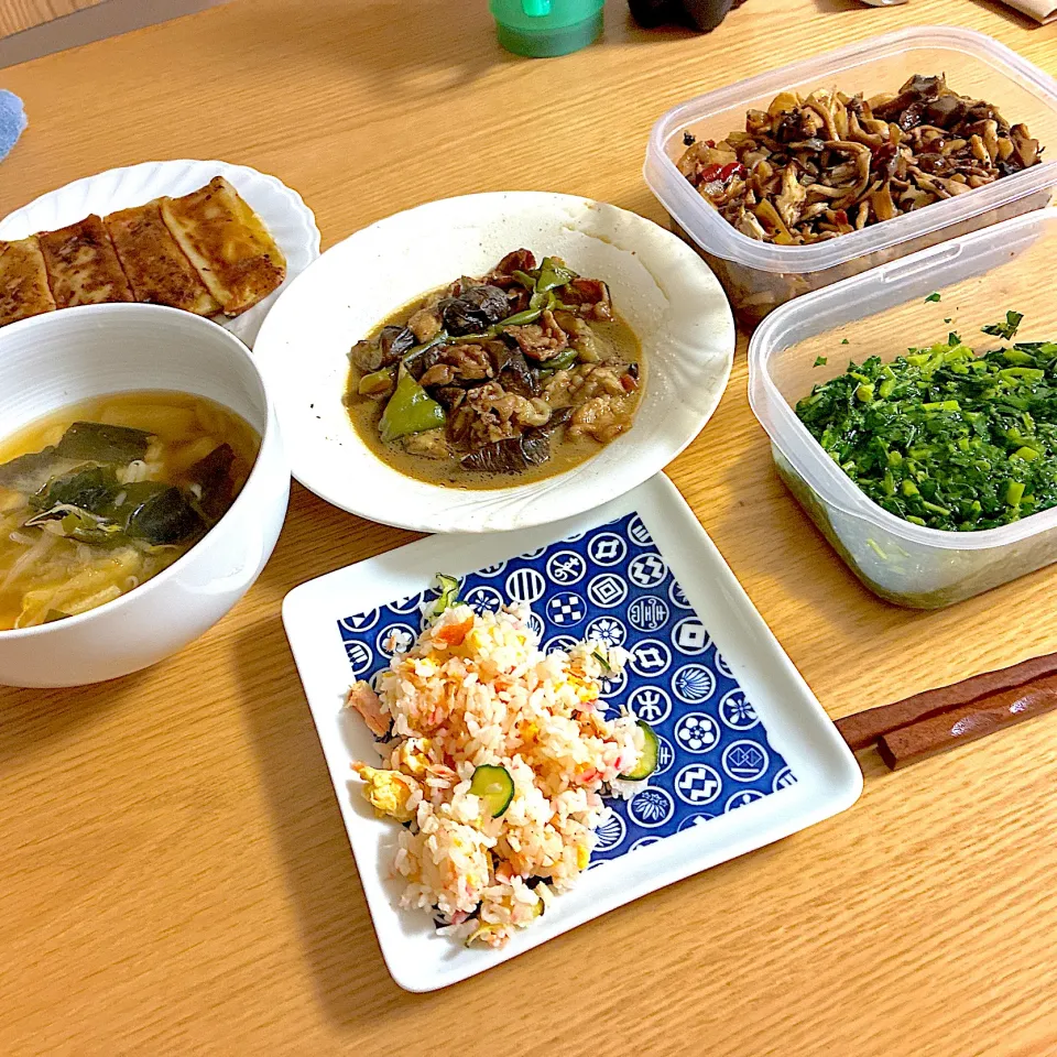 豚バラ、茄子、ピーマンのうま煮、春巻き、鮭の混ぜ寿司、油揚げ豆腐、わかめのお味噌汁、モロヘイヤのおひたし。|くろーぶやんさん
