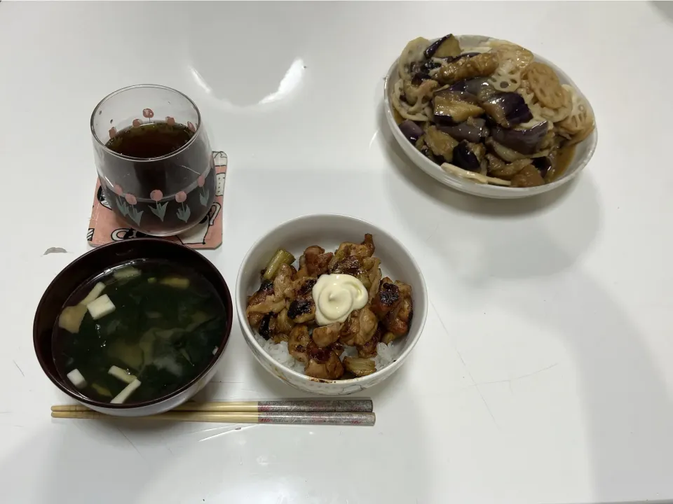晩御飯☆簡単みそ汁☆揚げなすとレンコンの甘酢炒め☆ねぎま丼|Saharaさん