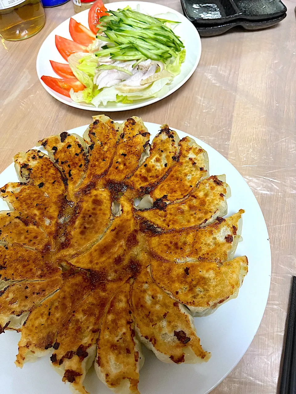 手作り餃子と棒棒鶏風サラダ|もーやんさん