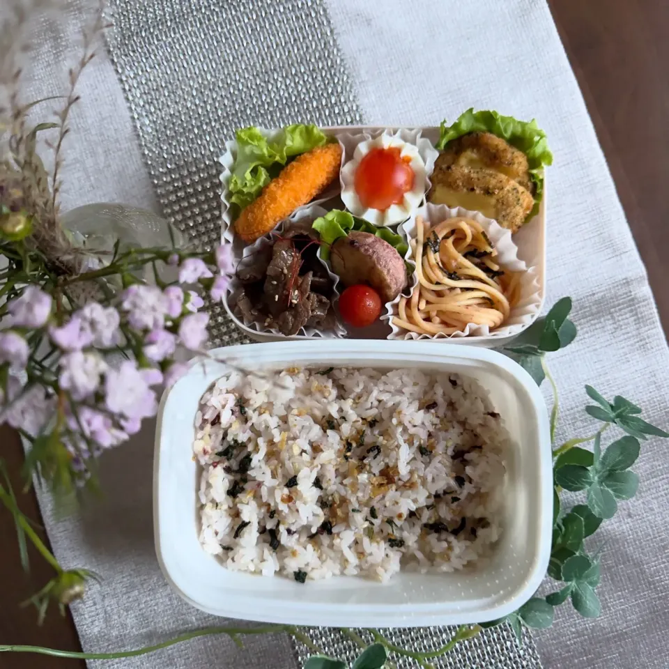 10/15❤︎娘のお弁当🌱

＊十六穀ごはん
＊チーズチキンカツ
＊えび寄せフライ
＊さつまいもの天ぷら
＊和牛焼肉
＊たらこパスタ|Makinsさん