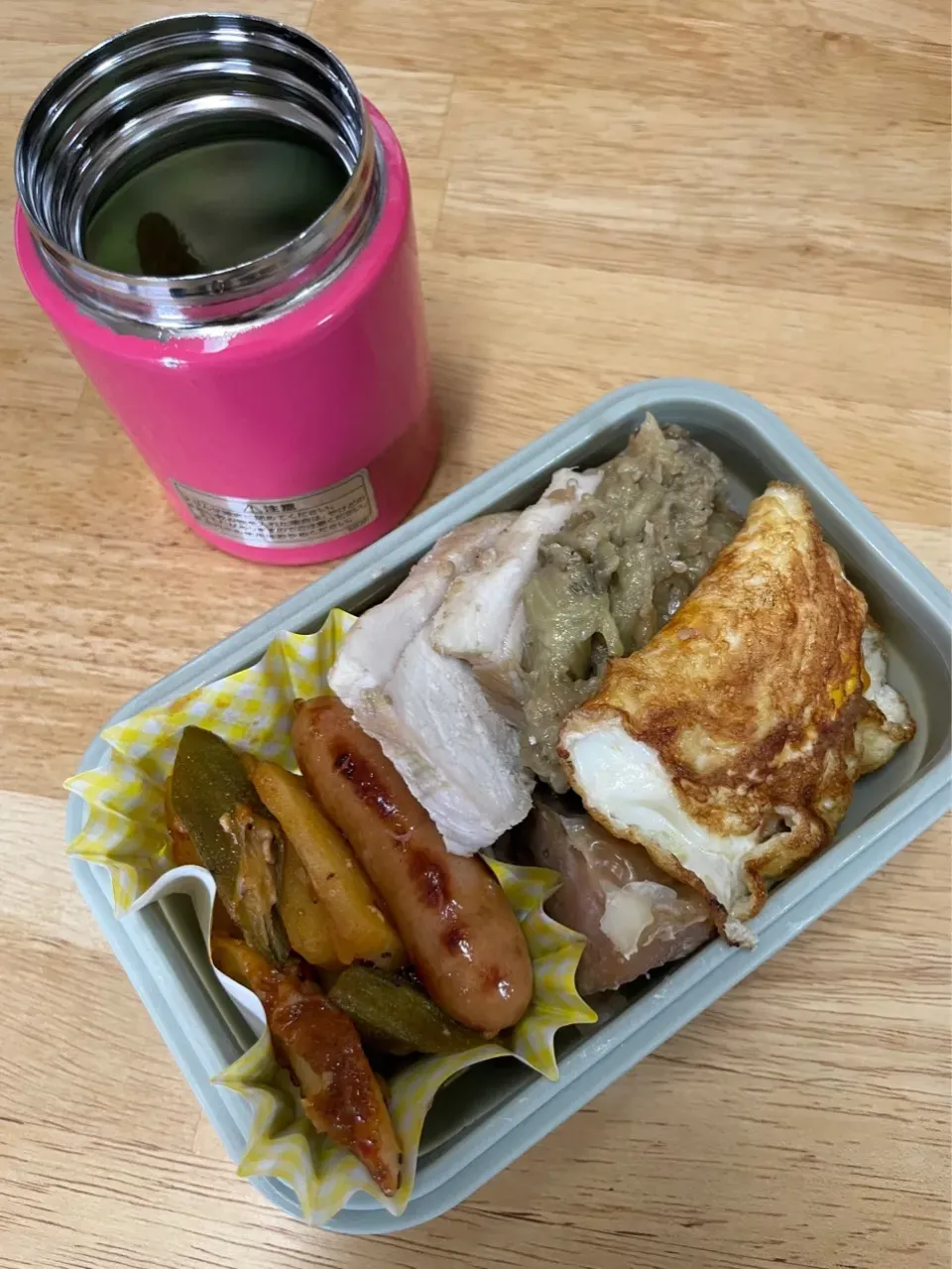 冷凍じゃない弁当
茹で豚なすペースト、しゅうまい、目玉焼き、あげ漬け、ちくわとオクラとさつまいもスイチリ炒め、シャウエッセン、味噌汁|pandavさん