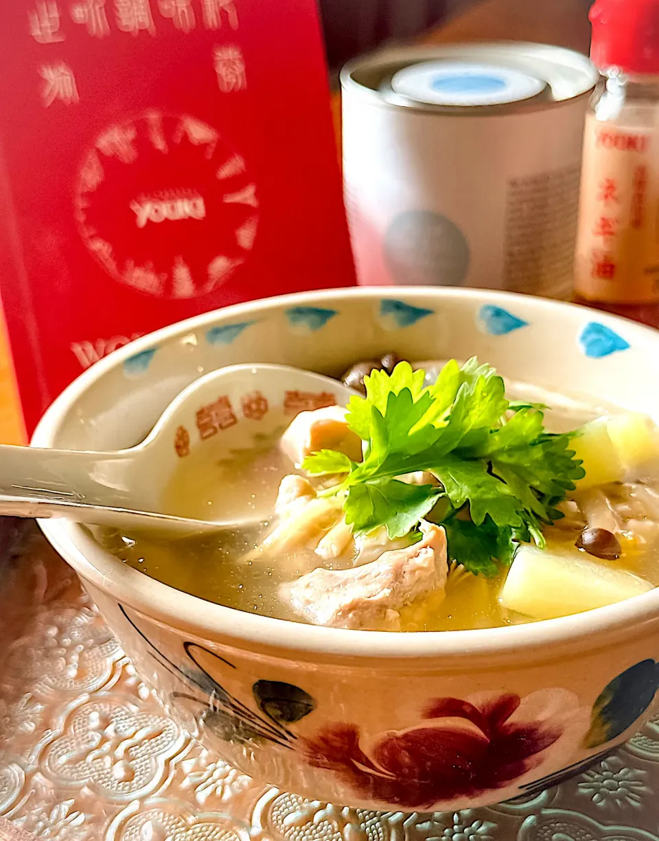 青瓜と鶏もも肉の台湾風スープ🍲💭|にゃんぺこさん