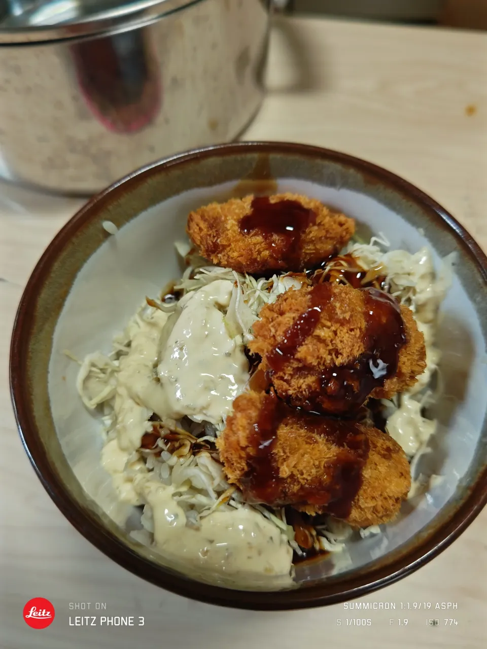 夜勤明け2025/10/15から解禁の広島県産牡蠣の牡蠣フライ食べ始めはオイスターソース＋キューピータルタルソ〜をたっぷりを顆粒昆布だしの炊き込みご飯で丼|Tarou  Masayukiさん