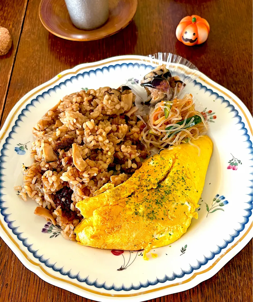 ランチ♯納豆オムレツ♯松茸風炊き込みご飯|小松菜さん