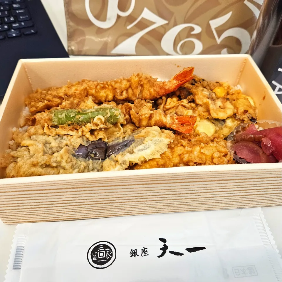 本日のランチは老舗天麩羅屋さんの絶品天丼弁当になります|motohiroさん