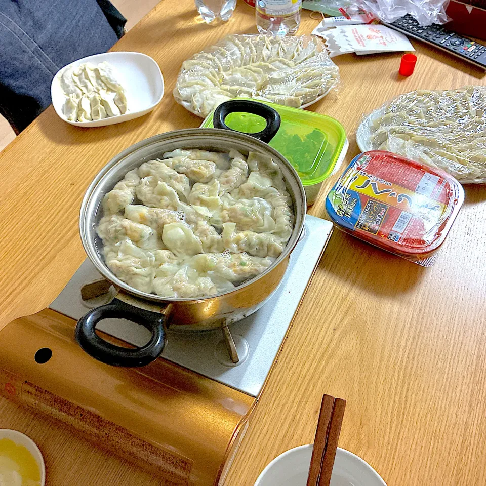 手作り水餃子、きのことれんこんのピリ辛マリネ、キムチ。|くろーぶやんさん