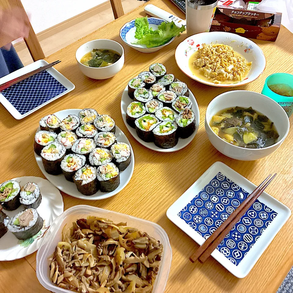 手作り海苔巻き(イカフライ、焼肉、玉子ときゅうりとカニかま)、きのことれんこんのピリ辛マリネ、豆腐とねぎの玉子とじ、わかめと油揚げのお味噌汁。|くろーぶやんさん
