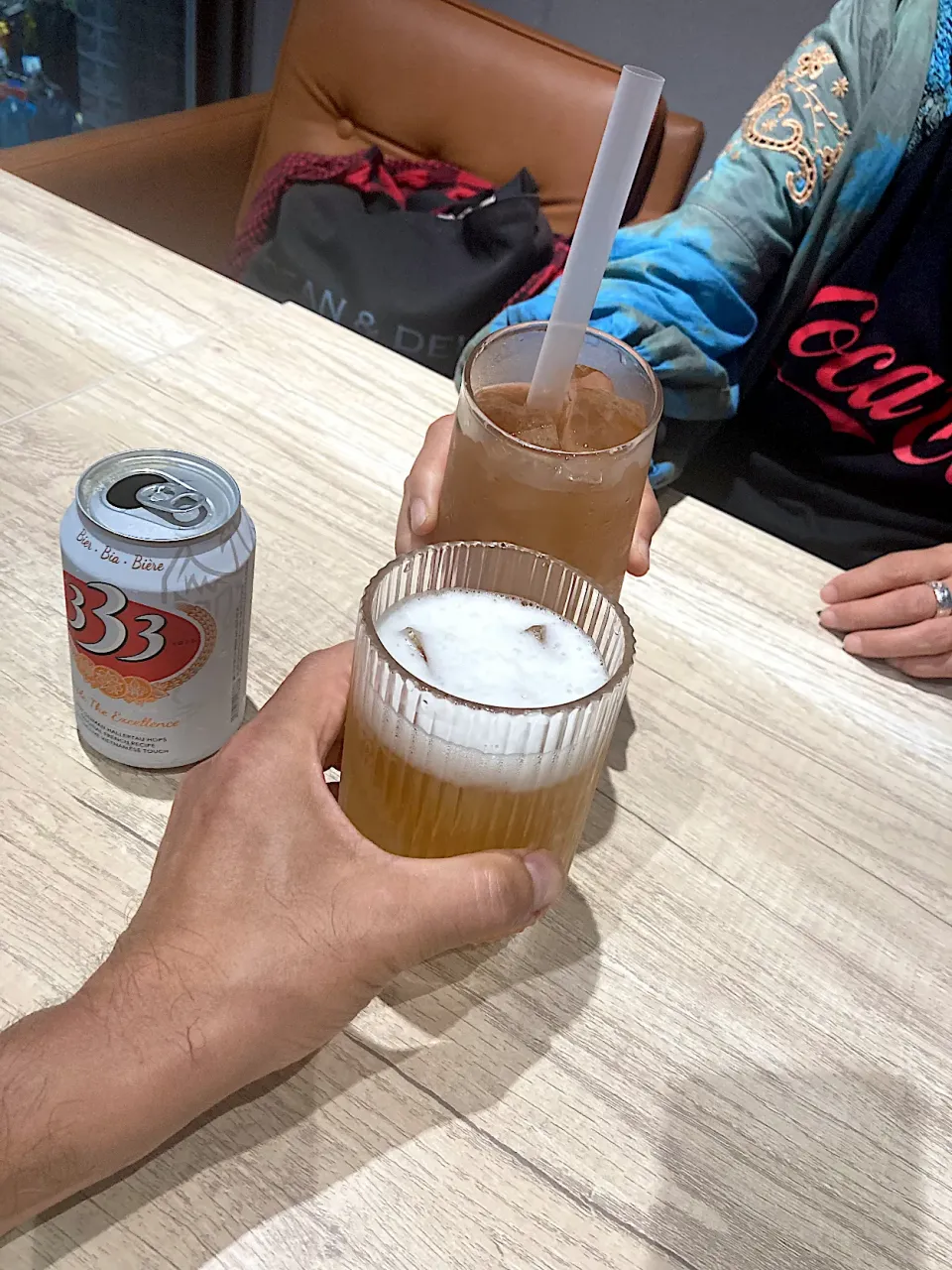333（バーバーバー）ビールとパッションフルーツティーでかんぱーい( ^ ^ )/□( ^ ^ )/■ ちなみにビールのグラスには氷が入っています。ビールをロックで飲むのがベトナム風？（実況中継中）|なびさん