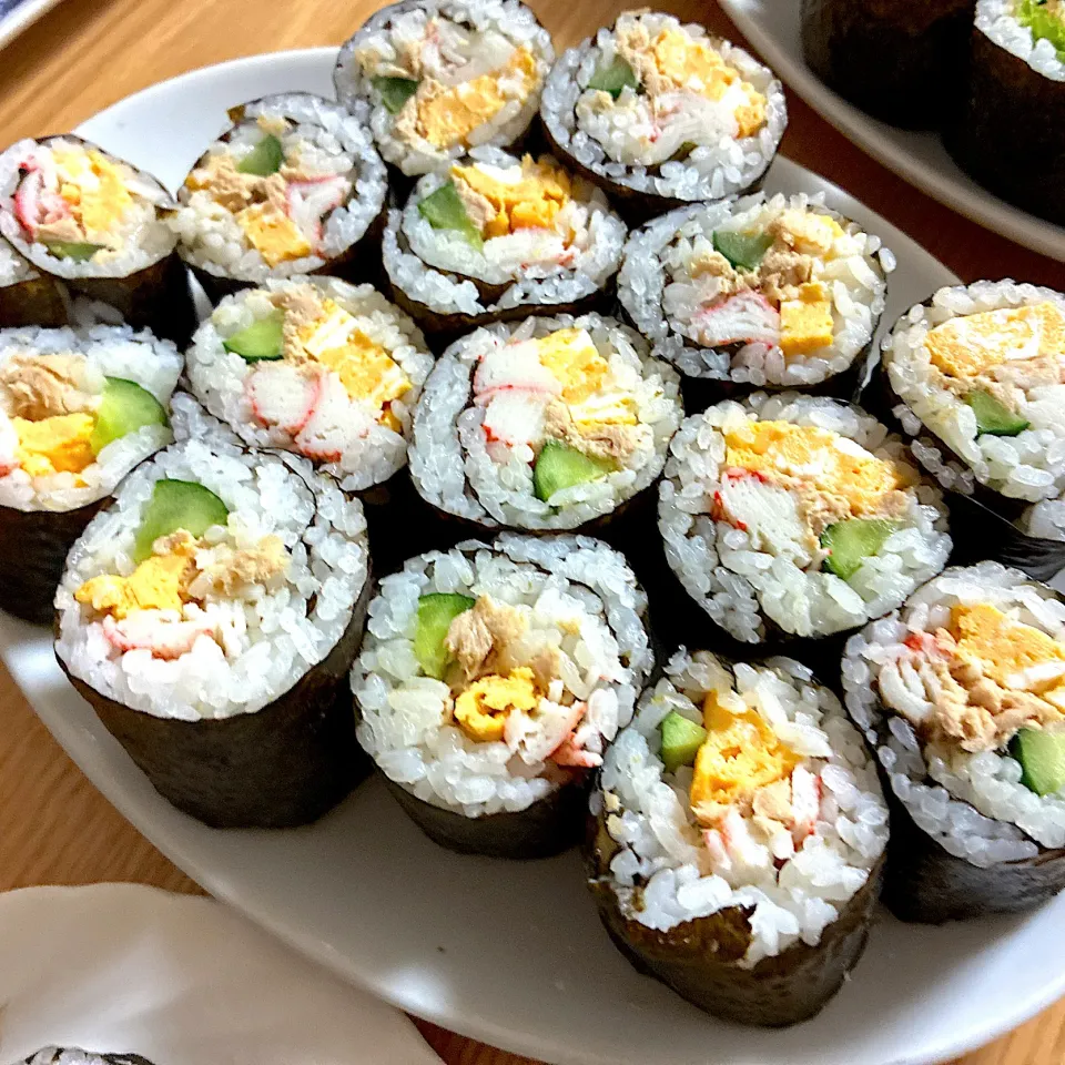 手作り海苔巻き、玉子ときゅうりとカニかま。|くろーぶやんさん