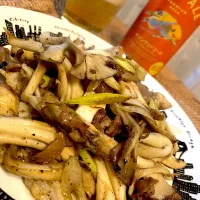 舞茸と鳥のコリコリしたところ炒め😋🍻💕✨| アイさん