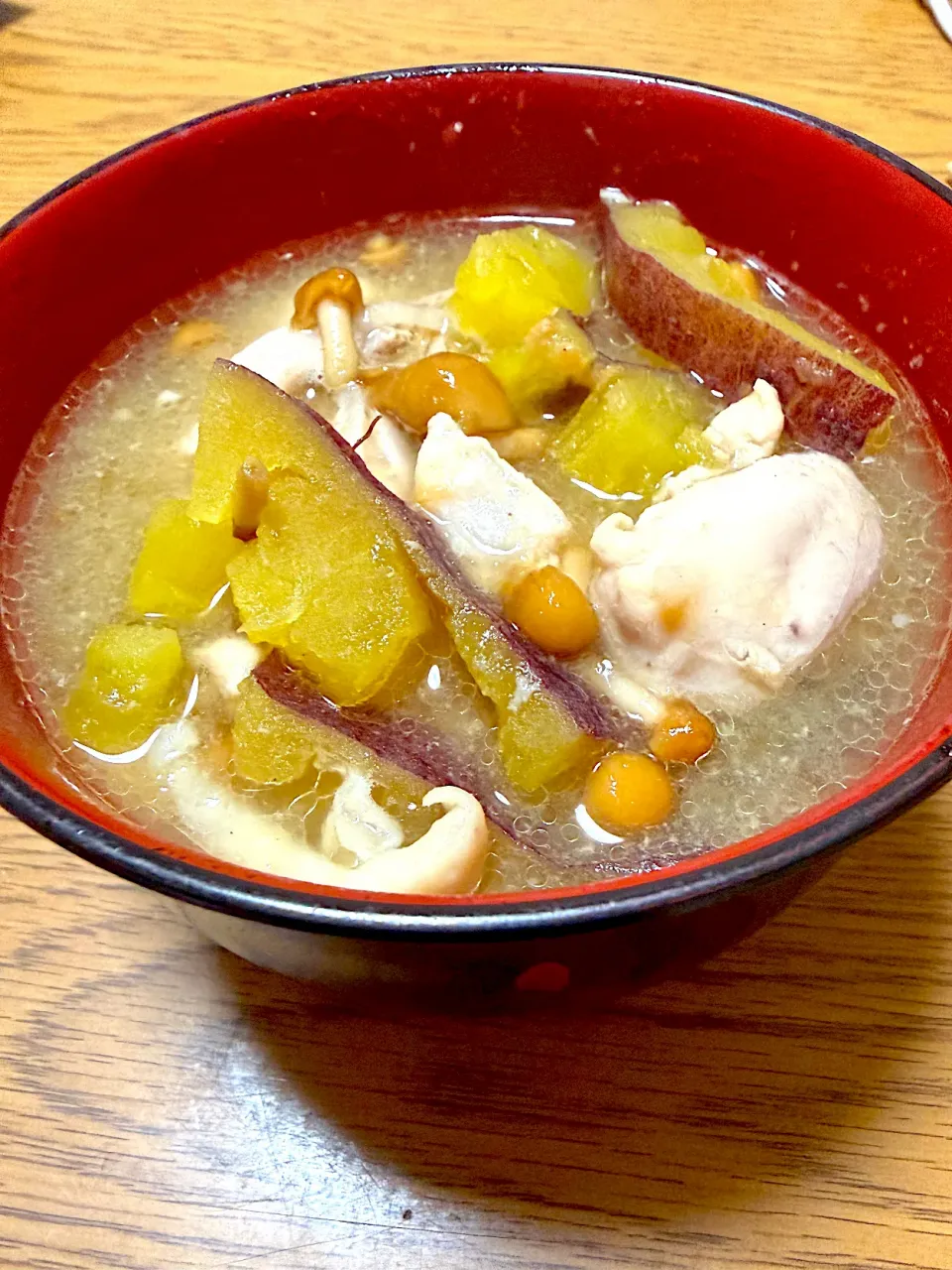 さつまいもと鶏ももの味噌汁|わーさん