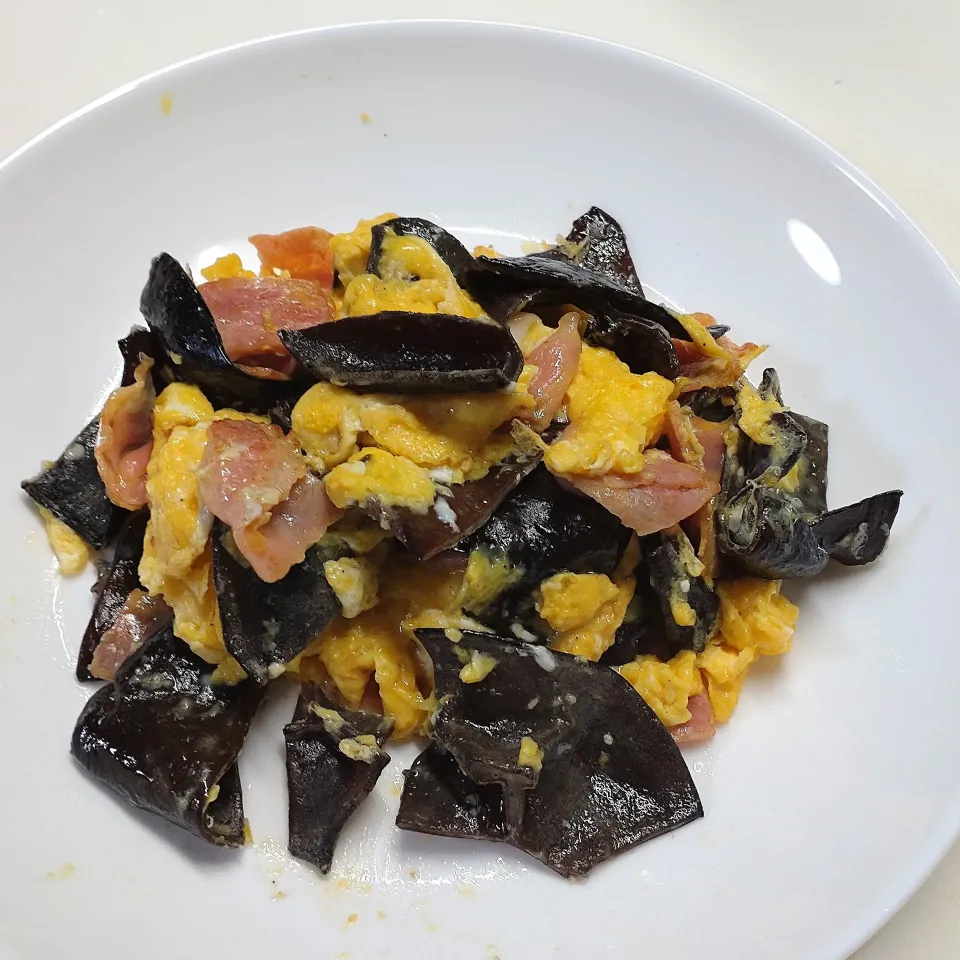 きくらげ、卵、ベーコンの炒め物|しまだ ちえこさん