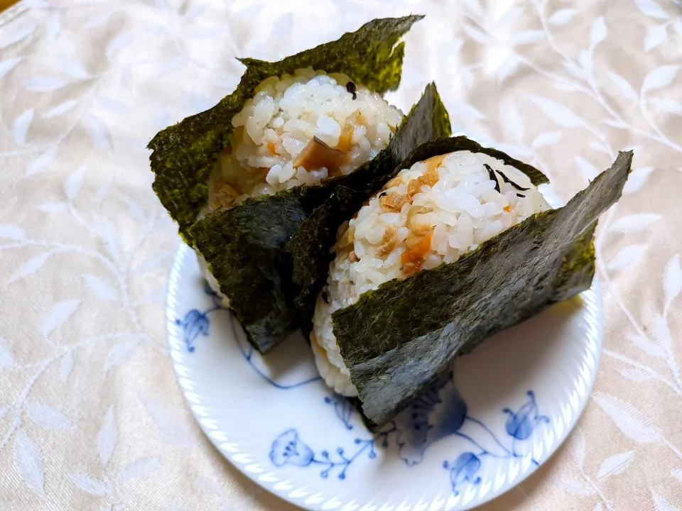 10/14の夜勤弁当　ふぐの混ぜこみご飯おにぎり🍙|卯月さん