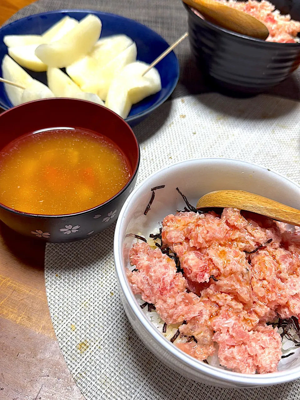 ネギトロ丼、豚汁、梨|kaaaaaさん