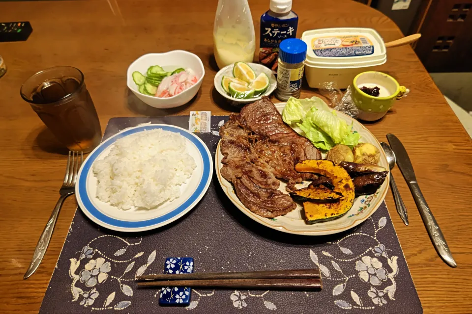 ご飯、ビーフステーキ(焼き塩+かぼすの絞り汁で食べる)、野菜ソテー、じゃがバター、レタス、酢の物、六条麦茶、練乳&カシスジャムかけ手作り牛乳プリン(夕飯)|enarinさん