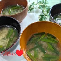《レシピ有》煮込まずさっと作れる！ごま油香るニラの味噌汁。|Mariさん