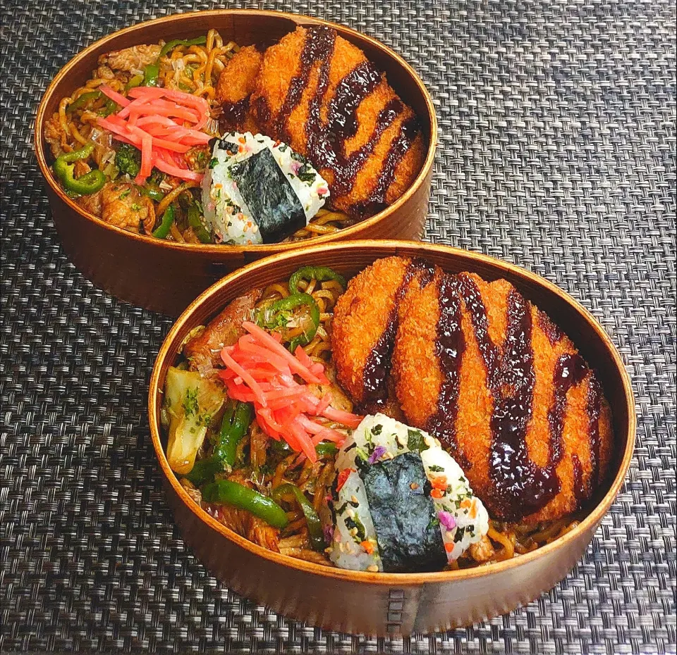 母とムスコのラブラブおソロ♪こむすび付き焼きそばコロッケ弁当|からあげビールさん