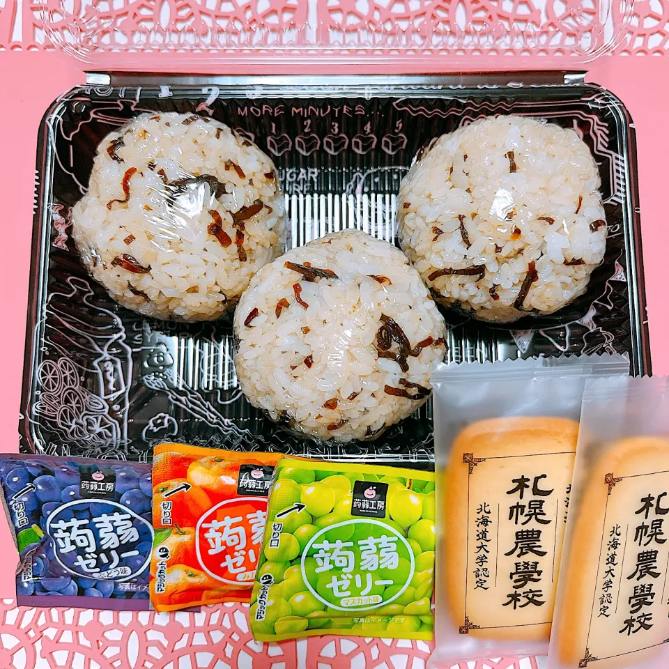 塩昆布おにぎりお弁当🍱|miyurumoさん
