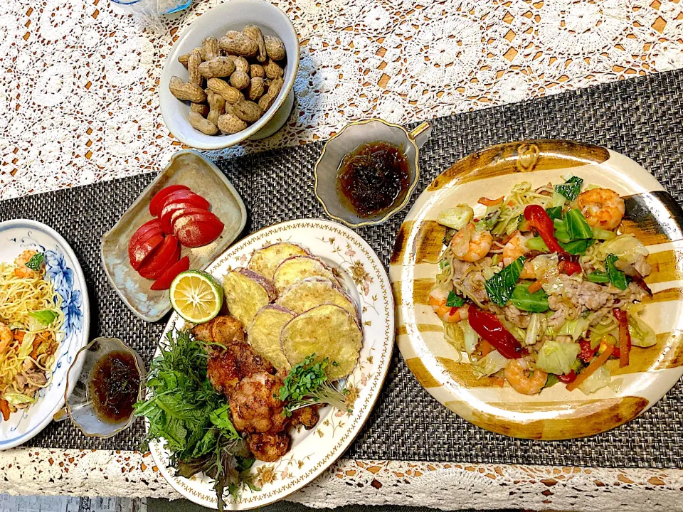 塩焼きそば☆さつま芋の胡麻天麩羅☆プラス糀にんにくしょうが生塩糀から揚げ☆ベビーリーフ☆トマトスライスきび砂糖☆もずく黒酢☆茹で落花生🥜|さくたえさん