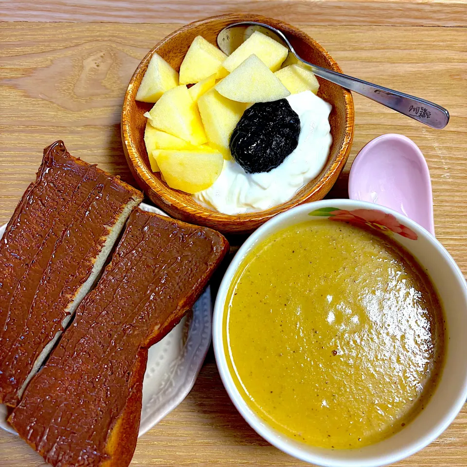 (10/16)娘の朝ご飯　　　　　　　　　　　　　手羽元と5種類野菜のポタージュ、ピーナッツバタートースト、ギリシャヨーグルト&りんご🍎|Kahoさん