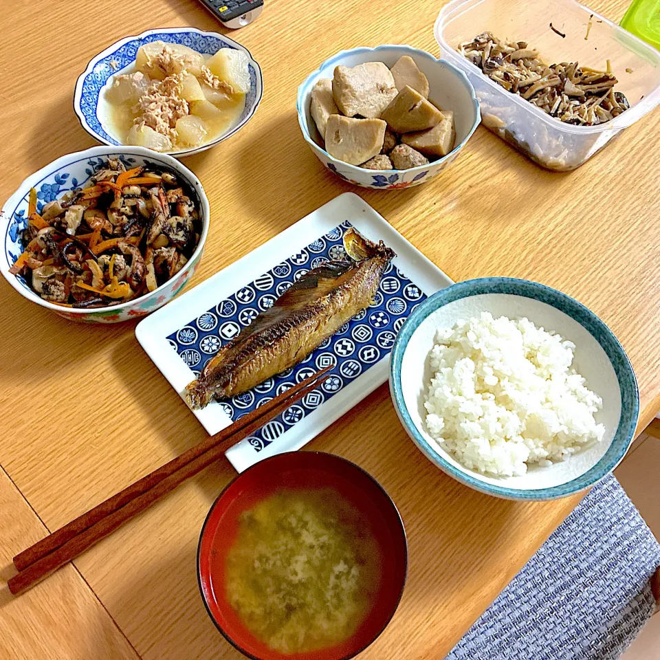 身欠にしん、あおさのお味噌汁、きこことれんこんのピリ辛マリネ、里芋と鶏団子の煮物、ツナと大根のだし煮、大豆入りひじき煮。|くろーぶやんさん