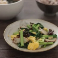 たこと小松菜ときくらげの卵炒め|ちいさなしあわせキッチンさん