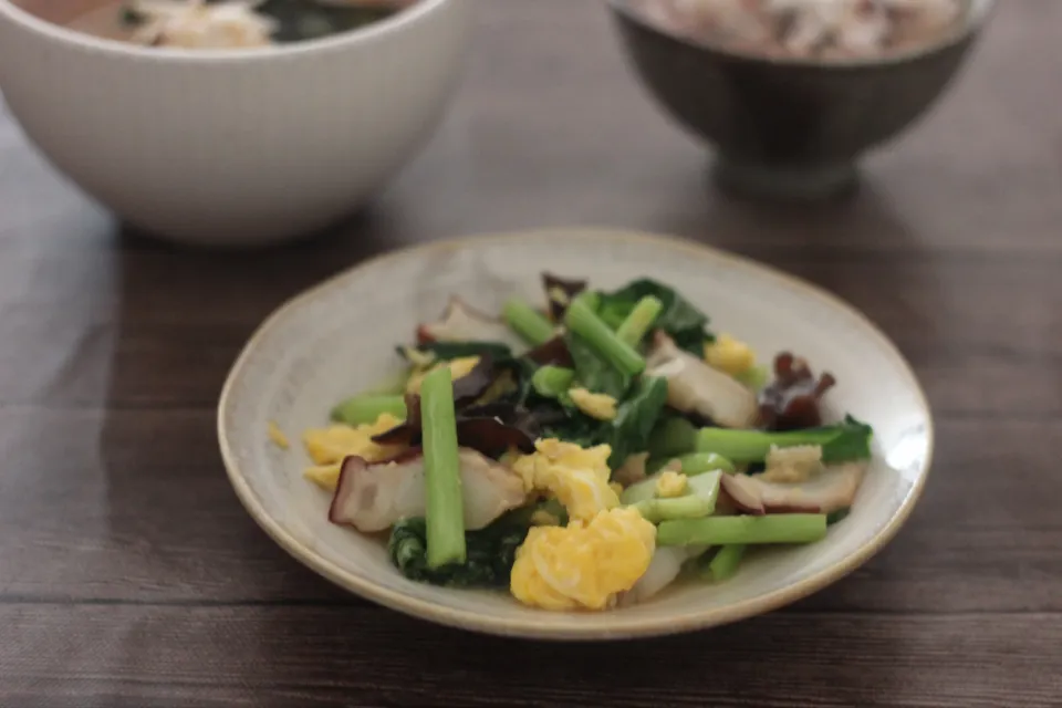 たこと小松菜ときくらげの卵炒め|ちいさなしあわせキッチンさん