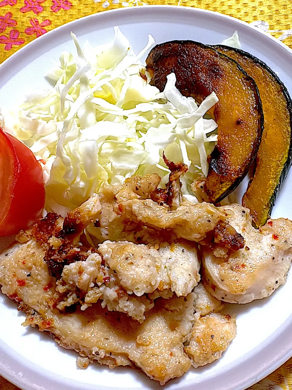 鶏胸肉のソテー　トマト🍅　南瓜焼き　キャベツ🥬|4jinoanataさん