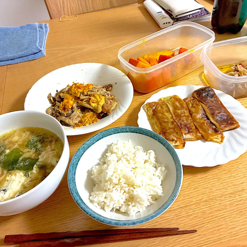 金山奥会津かぼちゃの煮物、しめじと玉子の中華煮、きのことれんこんのピリ辛マリネ、わかめと玉子お味噌汁、春巻。|くろーぶやんさん