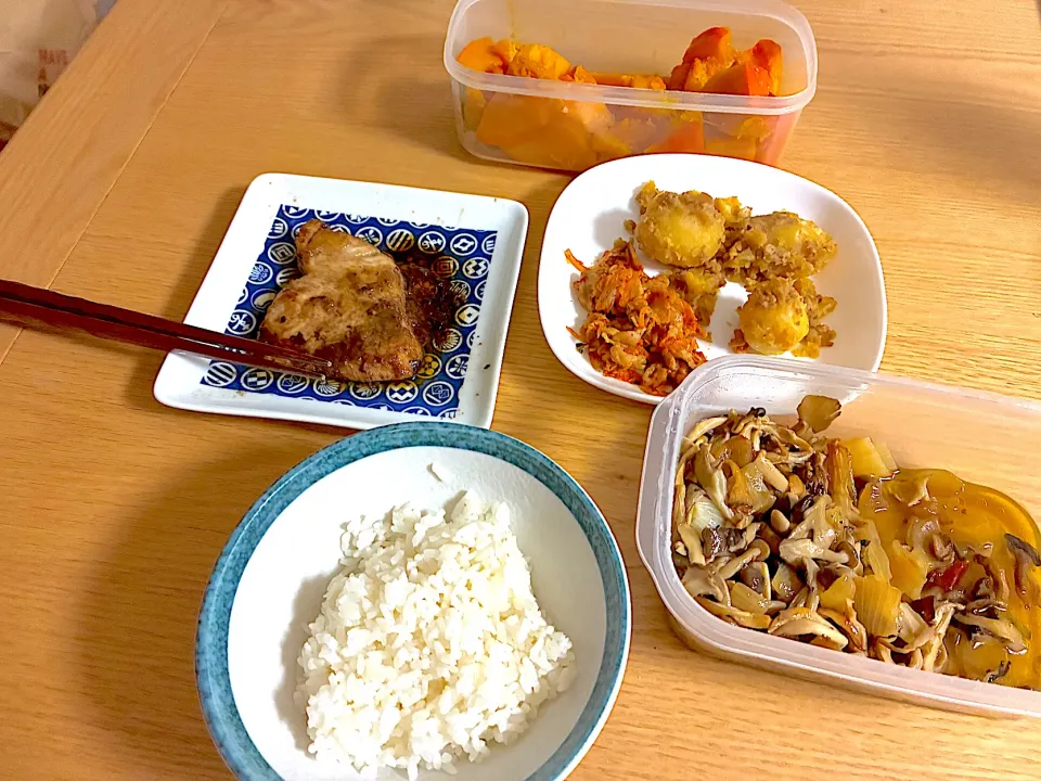 ぶりの生姜焼き、豚キムチ、そぼろ芋、きのこれんこんのピリ辛マリネ、金山奥会津かぼちゃの煮物。|くろーぶやんさん