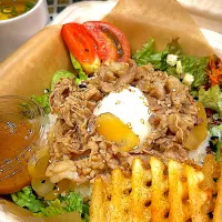 お野菜たっぷり♪豚丼ランチ-温玉添え-|坂の上の友さん