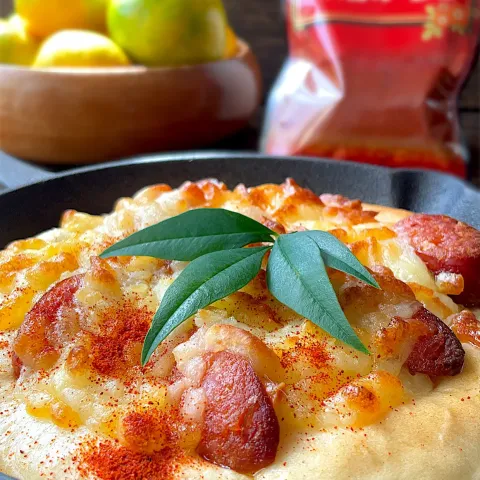 「粉唐がらし」を使ってみたSnapdishの料理・レシピ写真:粉唐がらしふりふりウインナーチーズフォカッチャ