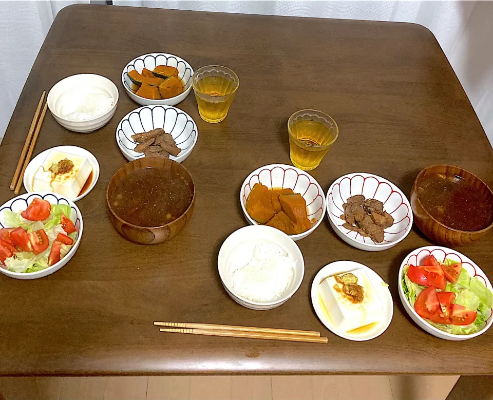 今日の晩ご飯　スポーツの日に紀伊勝浦で買ったまぐろ山椒とろ炊き、今朝煮込んで冷蔵庫の中で寝かせて味を染み込ませたかぼちゃの煮しめ、冷奴、トマトとレタスのサラダ、なめことわかめの八丁味噌の味噌汁、ご飯、お茶（今日はノンアルデー）|なびさん