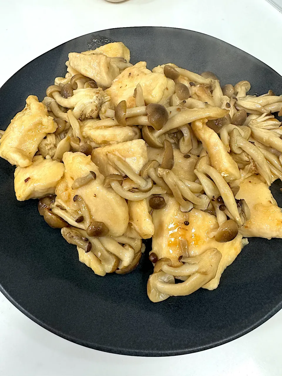 鶏胸肉としめじのバタポン炒め|miyuさん