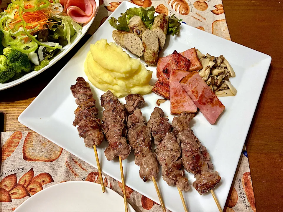 羊肉の串焼き・サルシッチャ・ベーコンステーキ・マッシュポテト|おさむさん