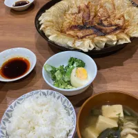 焦げちゃいましたが餃子、オイスターソースとマヨネーズを混ぜただけドレッシングでサラダ。味噌汁とご飯| りえはるさん