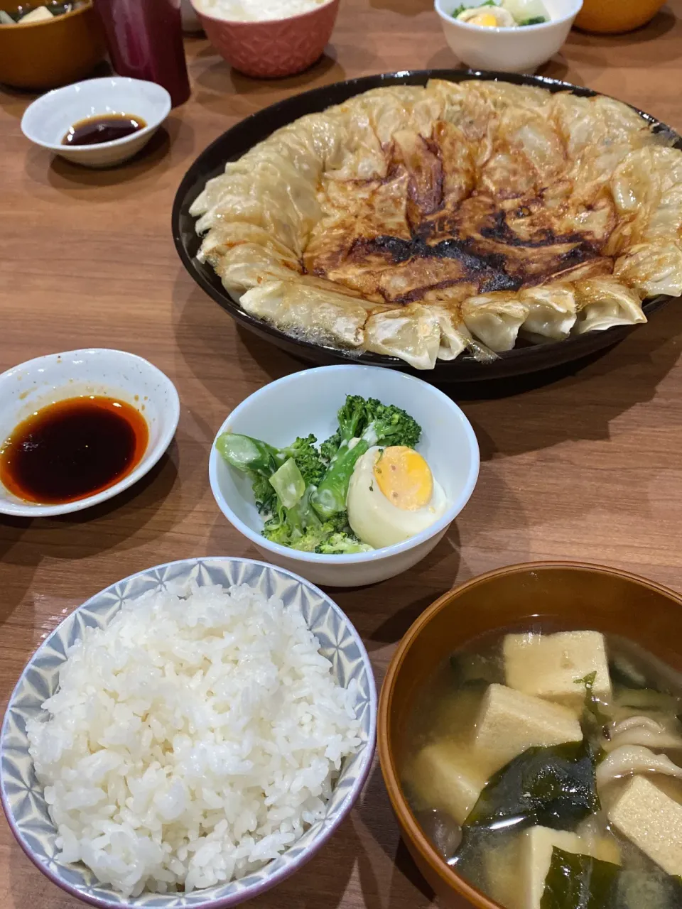 焦げちゃいましたが餃子、オイスターソースとマヨネーズを混ぜただけドレッシングでサラダ。味噌汁とご飯|りえはるさん