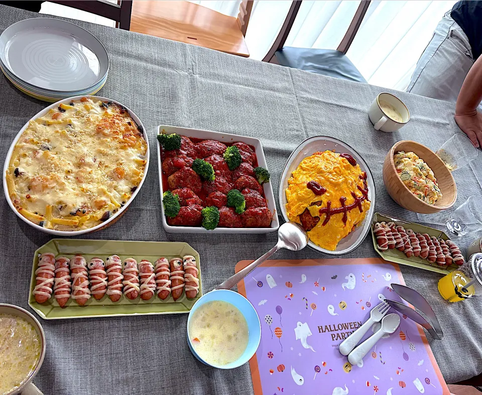ハロウィンパーティー2025(エびグラタン、ハンバーグ、オムライス、ポテトサラダ、ミイラウインナー、クラムチャウダー)|cocomikaさん