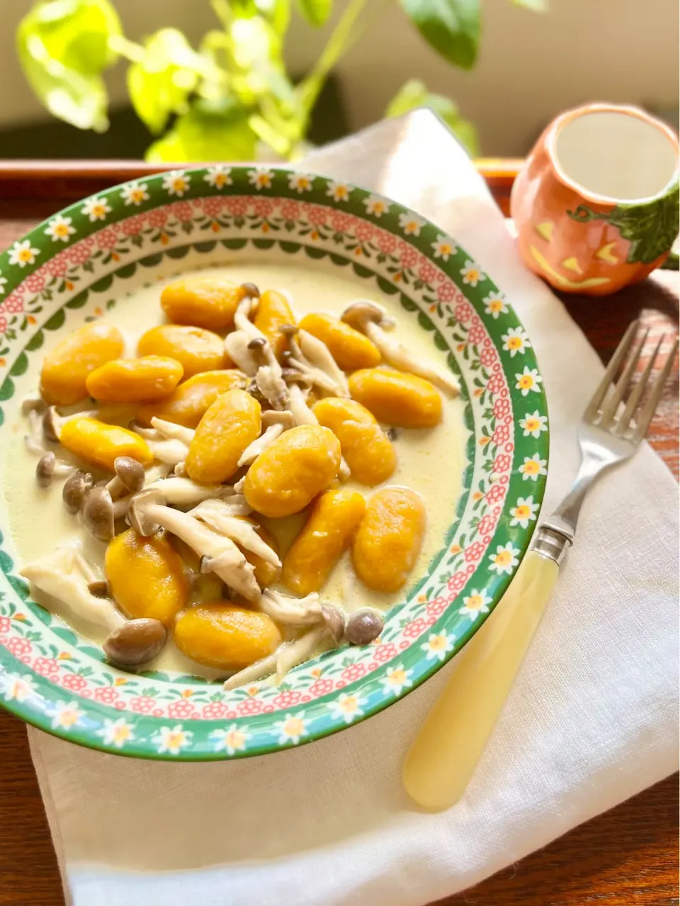 ほっこりカボチャと秋しめじのニョッキ 濃厚クリームソース🎃 Gnocchi di Zucca|アッコ✨さん