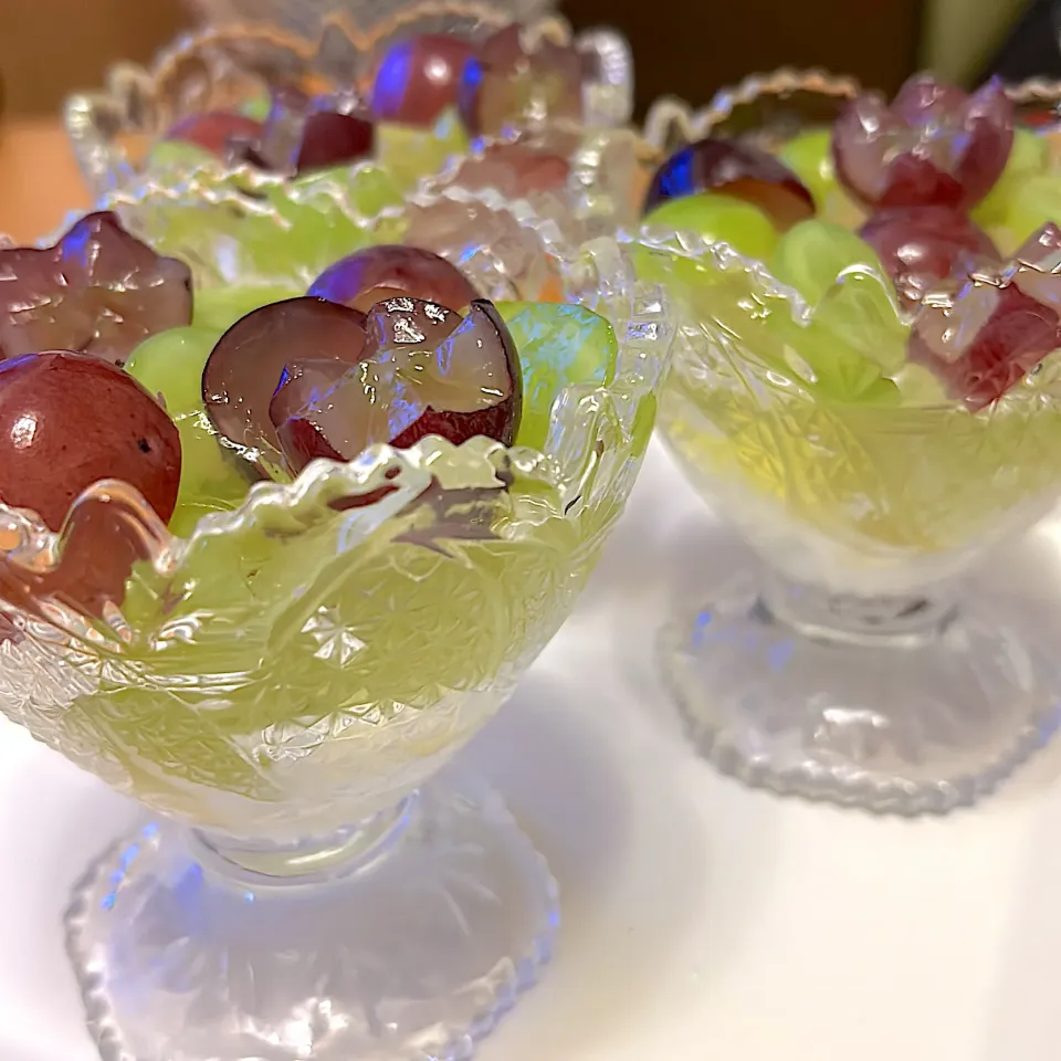 もうすぐ食べ納め🍇　　　　　　　　　　　　　　シャインマスカットとピオーネのパフェ|mokoさん