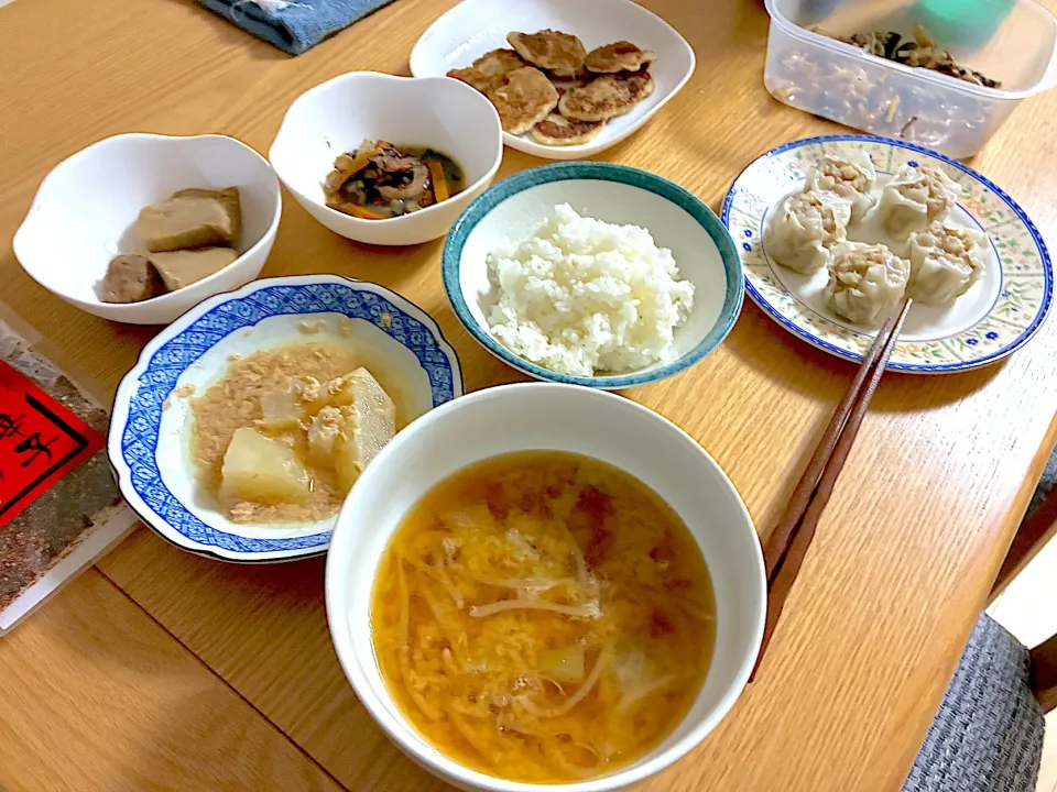 ツナと大根のうまだし煮、ひじき煮、里芋と鶏団子の煮物、きのことれんこんのピリ辛マリネ、えびしゅうまい、キャベツともやしのお味噌汁。|くろーぶやんさん