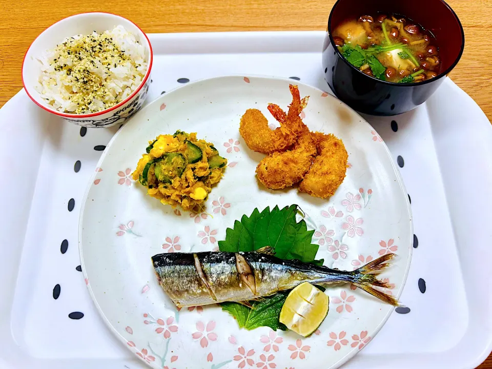 うちの晩ごはん　さんまの塩焼き、エビフライ、カボチャサラダ、なめこのお味噌汁|はるさく🌸さん