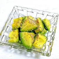 【健康、時短、コスパ高い！酒肴に合う🎯】アボカド🥑のコンソメスープ漬け🤤