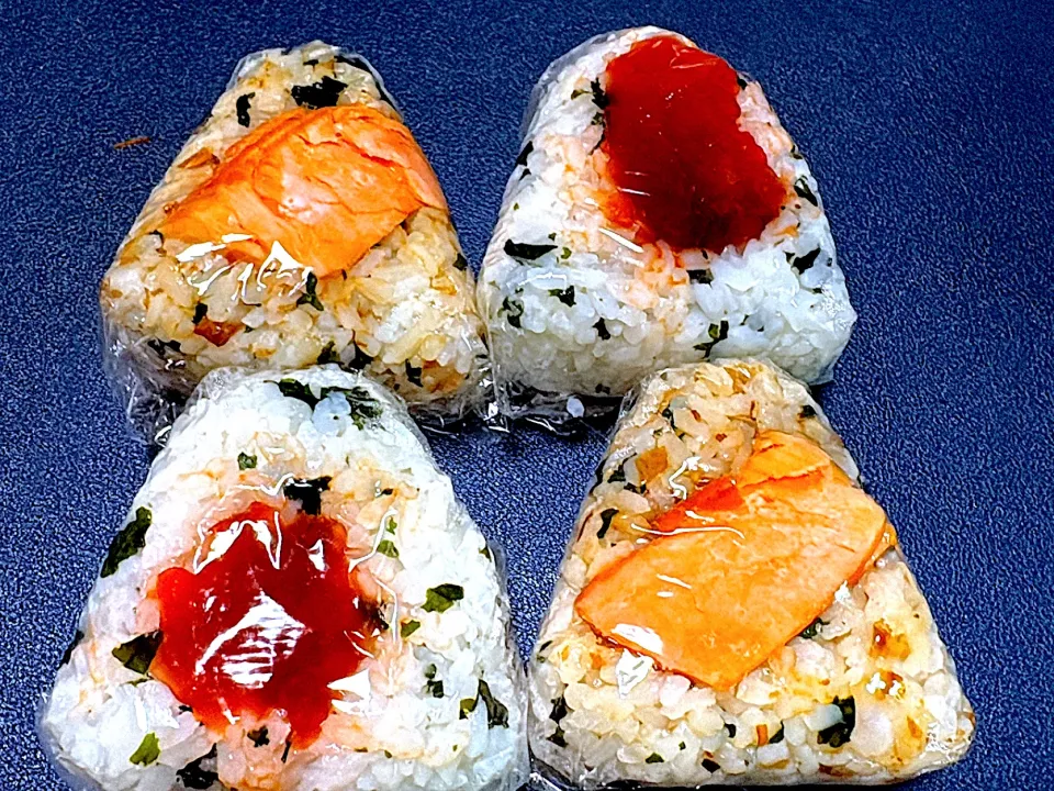 さっちゃんおにぎり🍙　　　　　　　　　　　　　😊カツオにしゃけ　　　　　　　　　　　　　　　　😊わかめにすじこ|サチさん