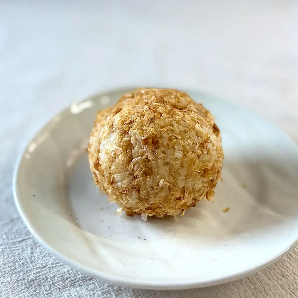 鰹節いっぱい爆弾おにぎり|かっちゃん杉さん