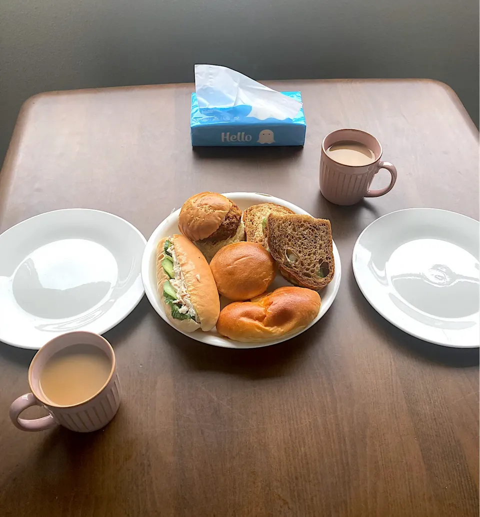 メンチカツバーガー、レモンチキンサンド、トマトアボガドサンド、クリームパン、チョコあんパンをいただきまーす　食べ切れるかなあとの懸念も一掃、美味しくてペロッと完食しました😋（実況中継終了）|なびさん