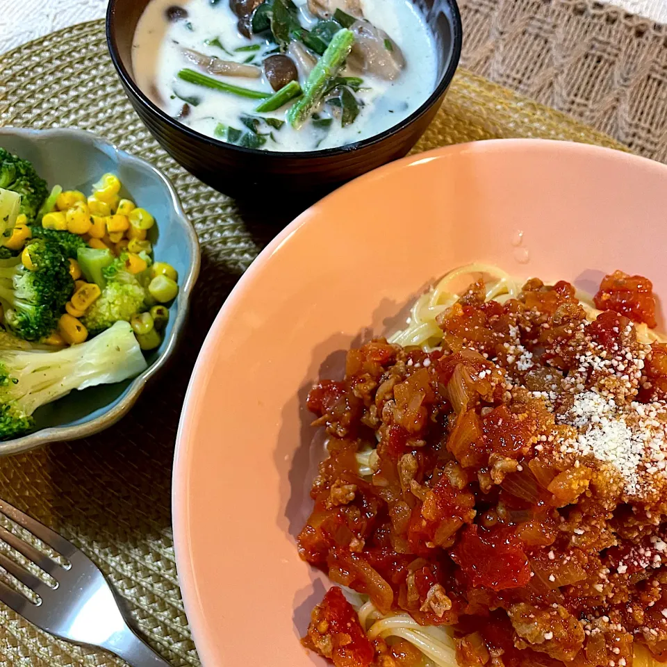 ミートソースパスタ　きのことほうれん草のクリームスープ|かりさん